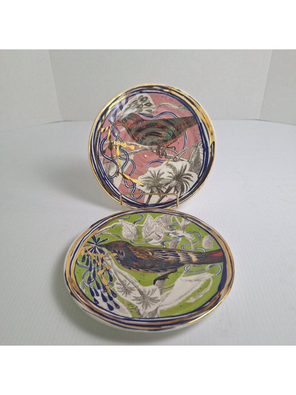 (2) ANTHROPOLOGIE RUAN HOFFMAN DREAM BIRD COLLECTOR PLATES PALM TREES PEACOCK